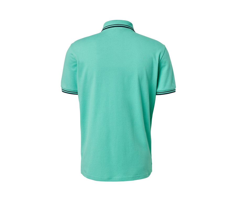 Pohľad zozadu na zelenú piké polokošeľu.