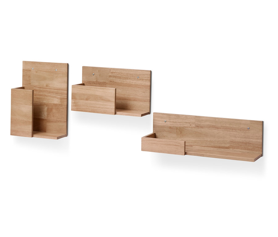 Tri drevené nástenné police na bielom pozadí.