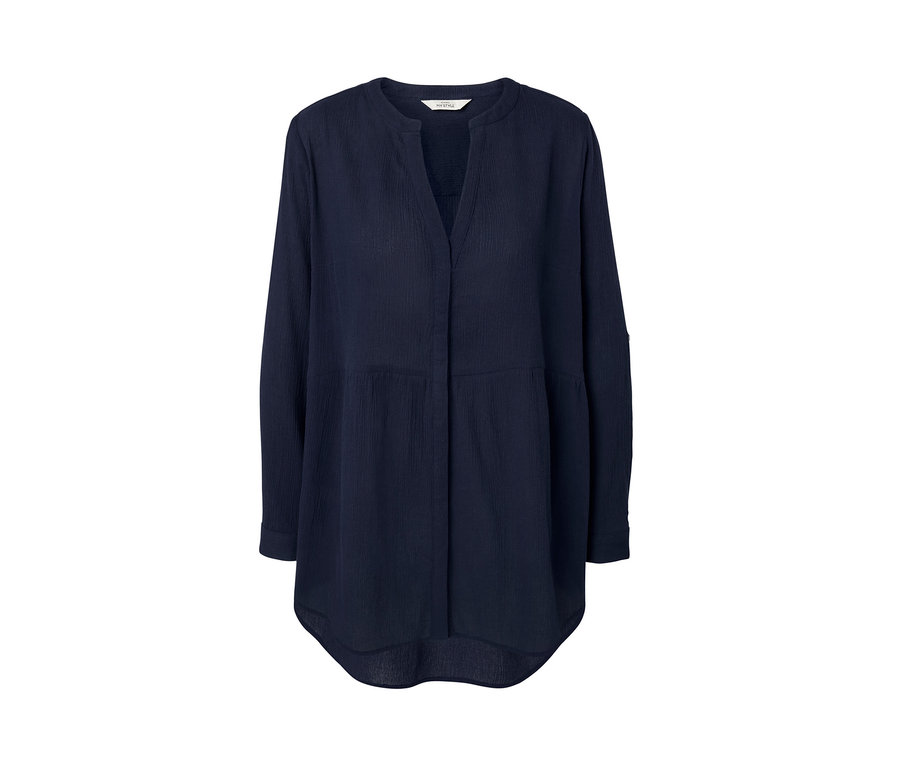 Tmavo modrá dlhá blúzka.