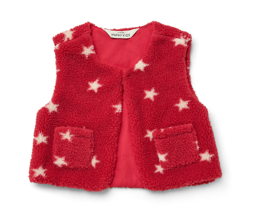 Červená chlpatá vesta s bielymi hviezdami a dvoma vreckami.