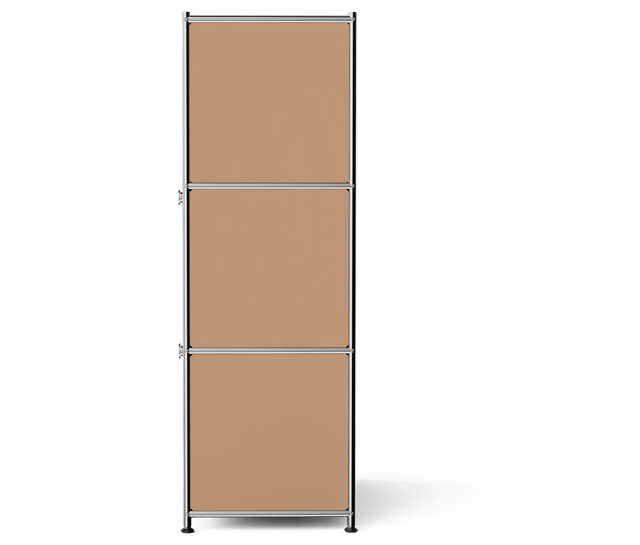 Trojposchodová skriňa s béžovými panelmi a strieborným rámom.