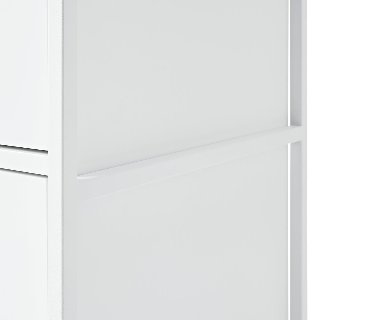 Detail bielej komody »KLAAR« so 4 zásuvkami.