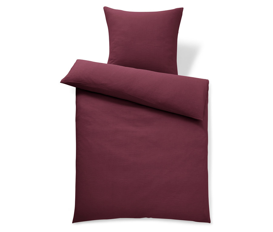 Vínové obliečky a vankúš na bielom pozadí.