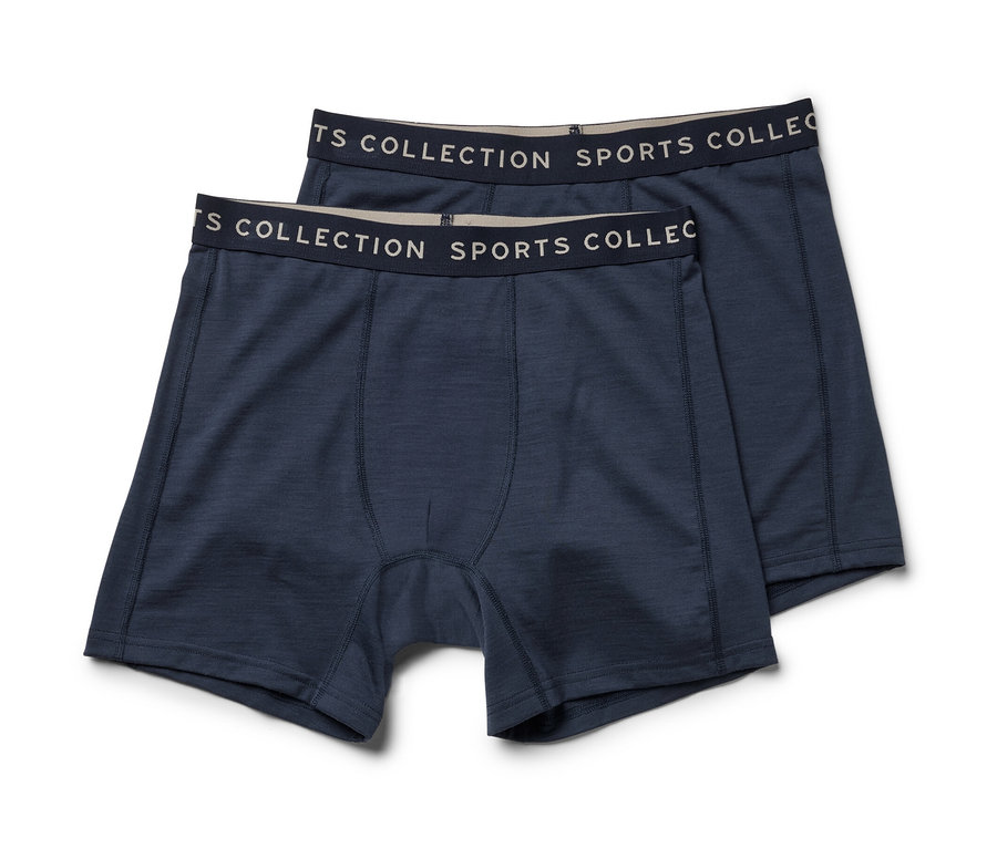 Dvoje modré boxerky s merino vlnou ležia na sebe.