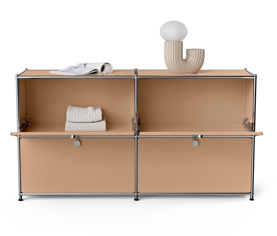 Béžová skrinka so štyrmi priehradkami, na vrchu časopis a lampa.