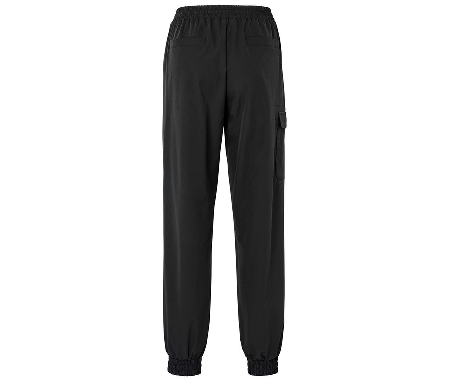 Čierne tepláky s elastickým pásom a jedným vreckom cargo, pohľad zozadu.