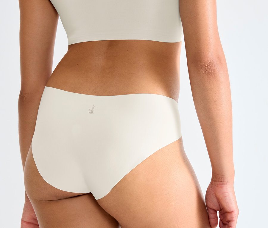 Detailný záber zozadu na ženu, ktorá má na sebe nohavičky sloggi ZERO Feel 2.0 High leg, silk white.