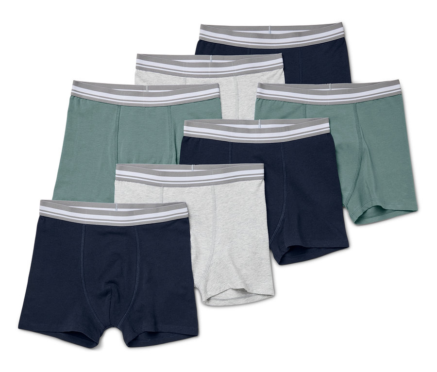 Sedem kusov detských boxeriek v rôznych farbách leží na bielom pozadí.