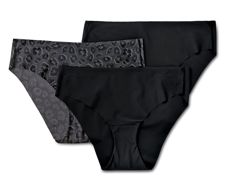 Tri páry dámskych nohavičiek. Dvoje čierne a jedny so zvieracou potlačou.