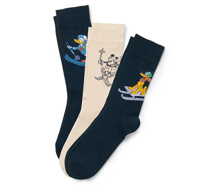 Tri ponožky: tmavomodré s Donaldom Duckom na lyžiach, béžové s Mickey Mousom na lyžiach a tmavomodré s Plutom na saniach.