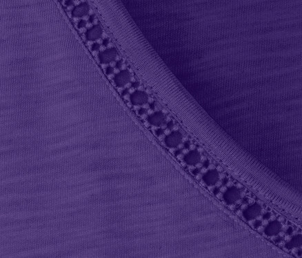Detail fialového trička zo zmesi modalu s ozdobným lemom.