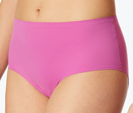 Detailný záber na osobu v fuksiových neviditeľných nohavičkách SCHIESSER Maxi.