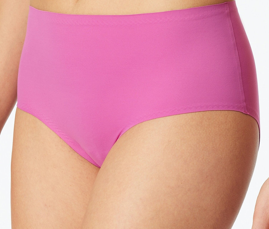 Detailný záber ženy v ružovej spodnej bielizni.