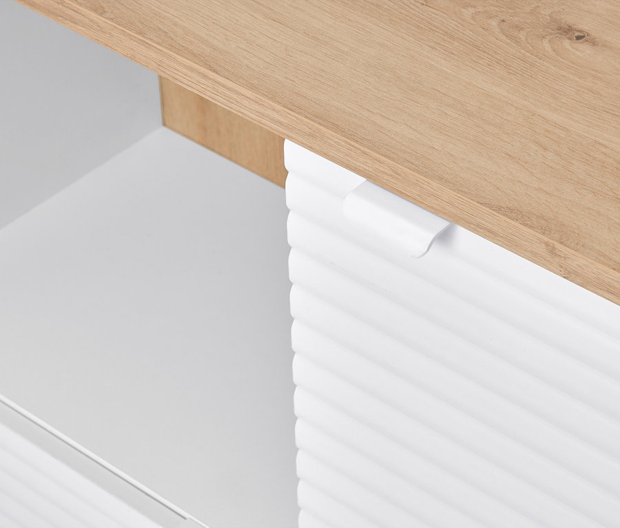 Detailný pohľad na bielu skrinku s drevenou doskou.