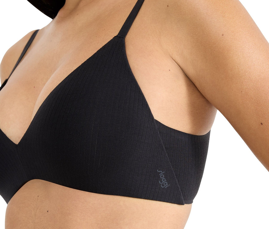 Detailný záber ženy v čiernej rebrovanej podprsenke.