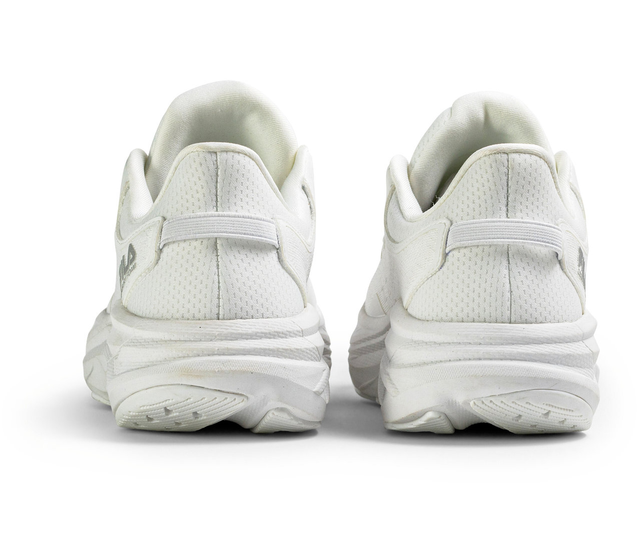 Pohľad zozadu na dvoje bielych dámskych tenisiek FILA Retron.