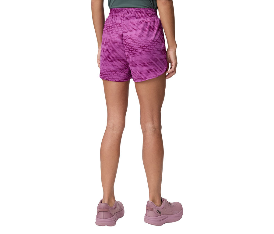 Detailný záber zozadu na ženu v fialových šortkách a zodpovedajúcich športových topánkach.