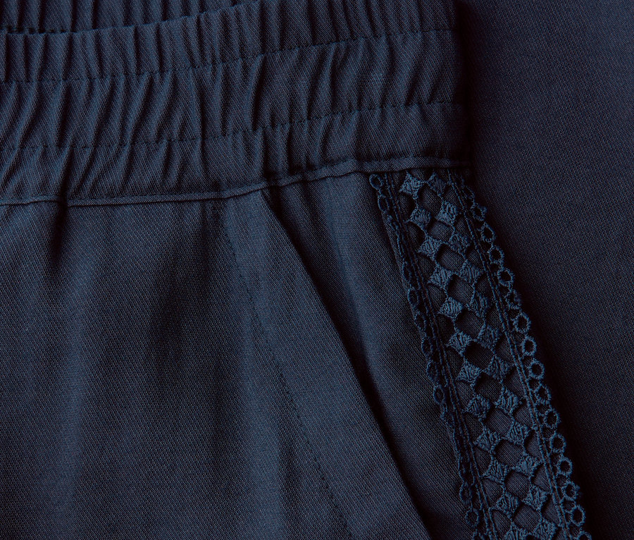 Detailný pohľad na nohavice Street One »Emee« s elastickým pásom a čipkovaným detailom na vrecku.