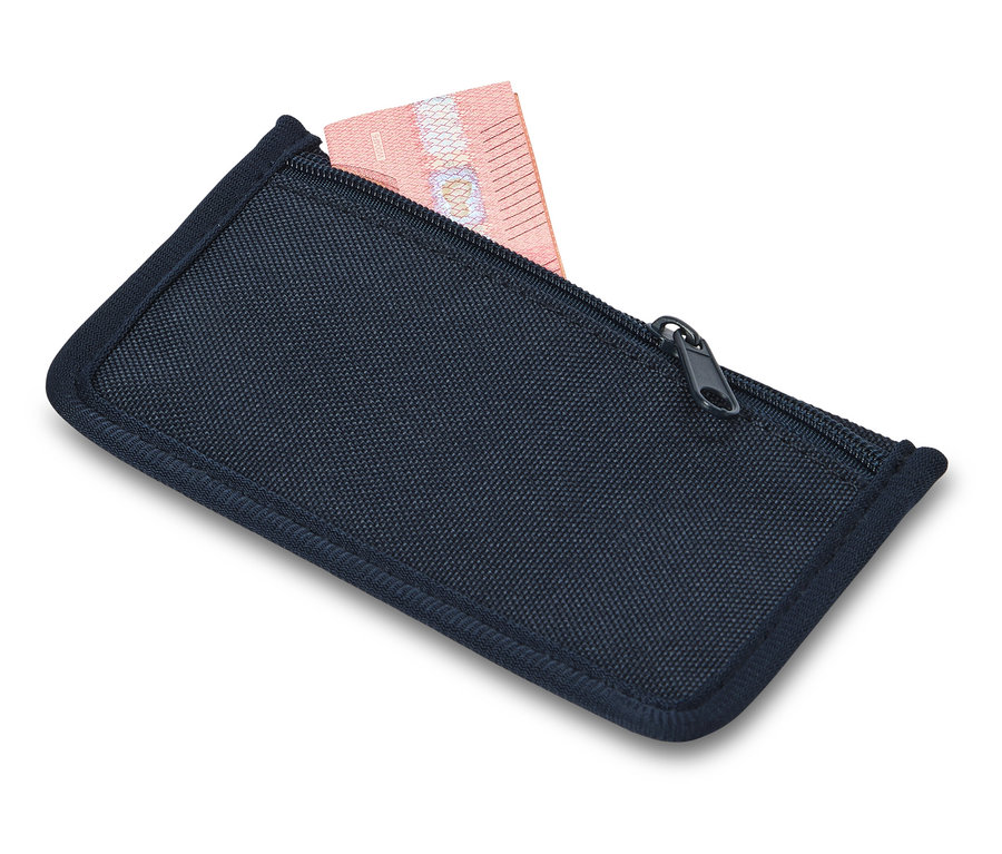 Bankovky vyčnievajú z čiastočne otvorenej tmavomodrej peňaženky na zips.