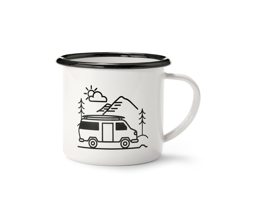 Biely smaltovaný hrnček na kávu „Camping“ s čiernym okrajom a uchom, s čiernou ilustráciou karavanu pred horami a stromami.