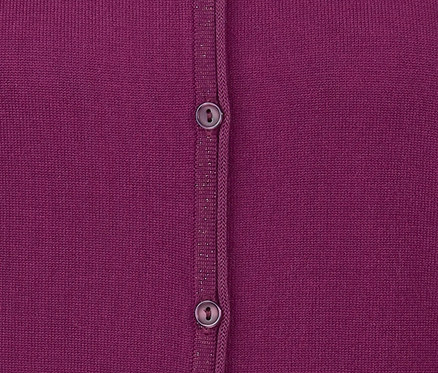 Detail fialového svetra z jemnej pleteniny s dvoma gombíkmi.
