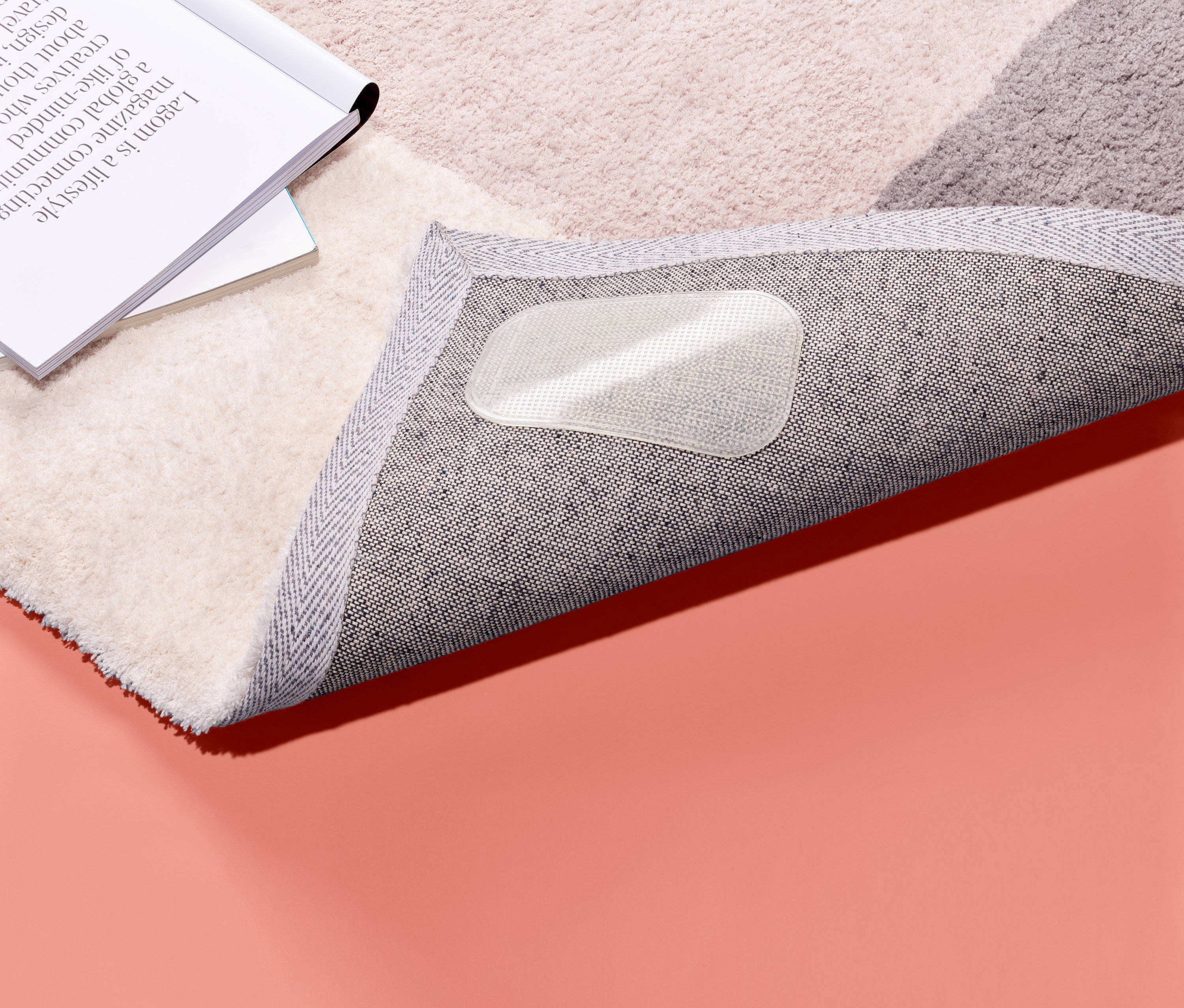 Béžový koberec leží na oranžovom pozadí a je na ňom protišmyková podložka pod koberec, 4 ks.