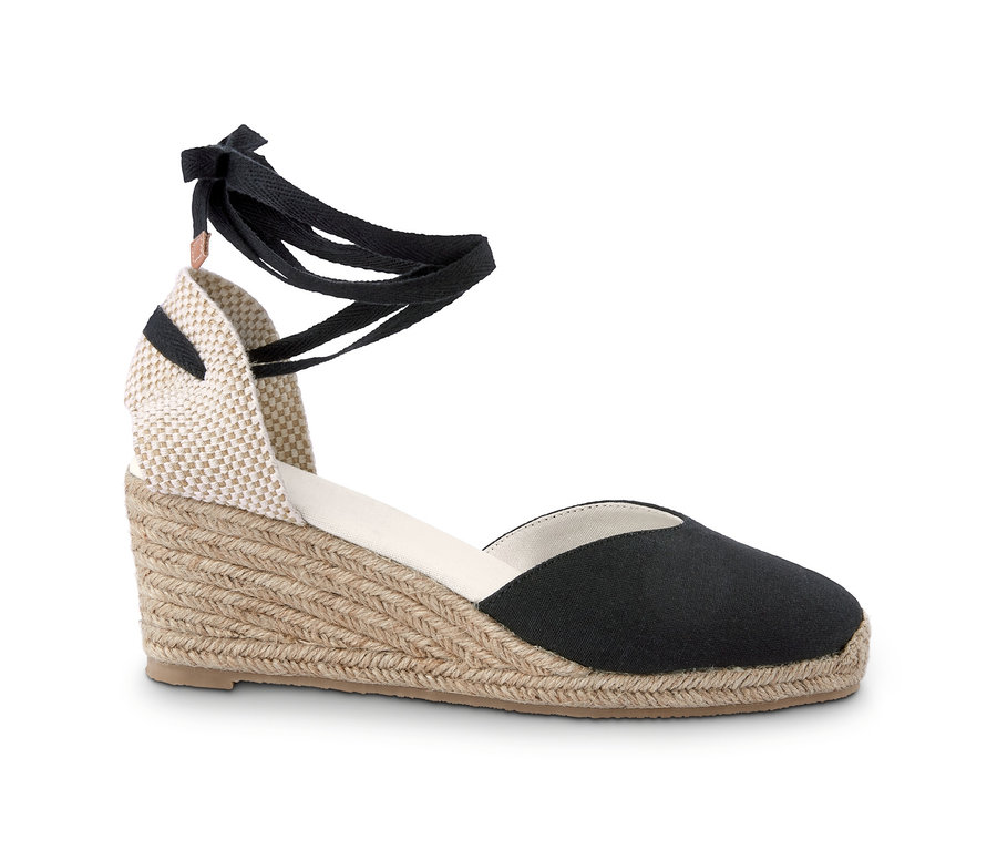 Čierne espadrilky s klinovým podpätkom.