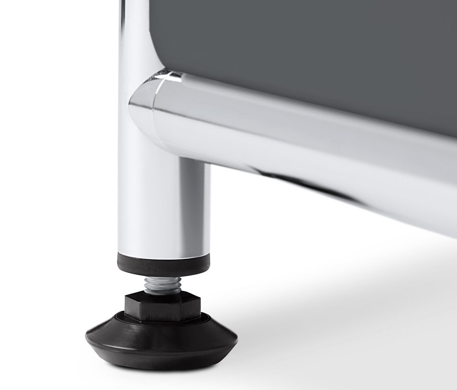 Detail sivej kovovej odkladacej skrinky »CN3« s výklopnými priehradkami.