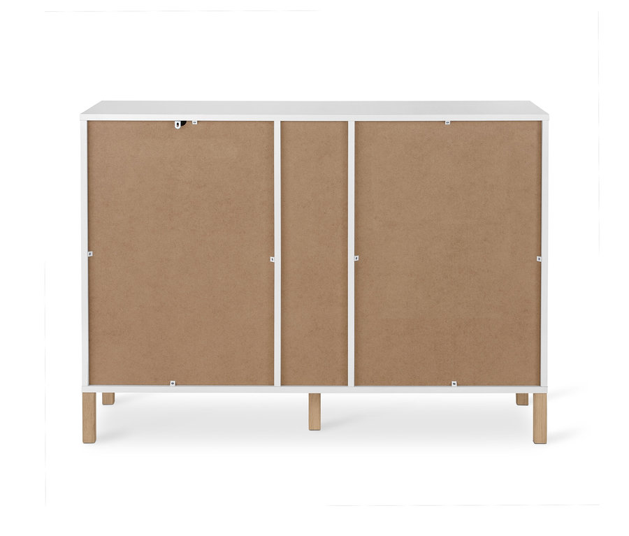 Pohľad zozadu na bielu komodu »Eklund« so zásuvkami a dvierkami.