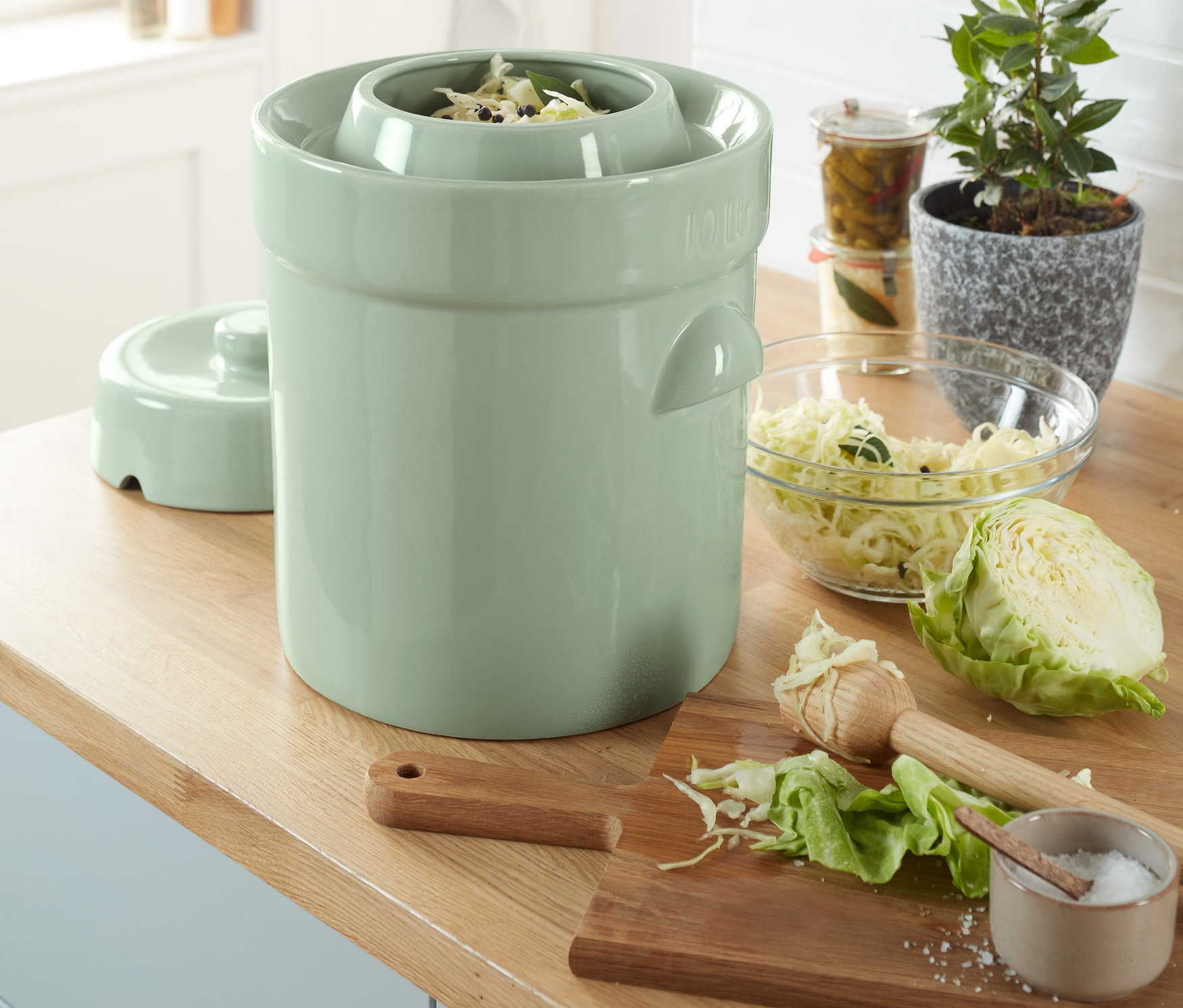 Kapusta sa pripravuje v kameninovej fermentačnej nádobe MS-Steinzeug.