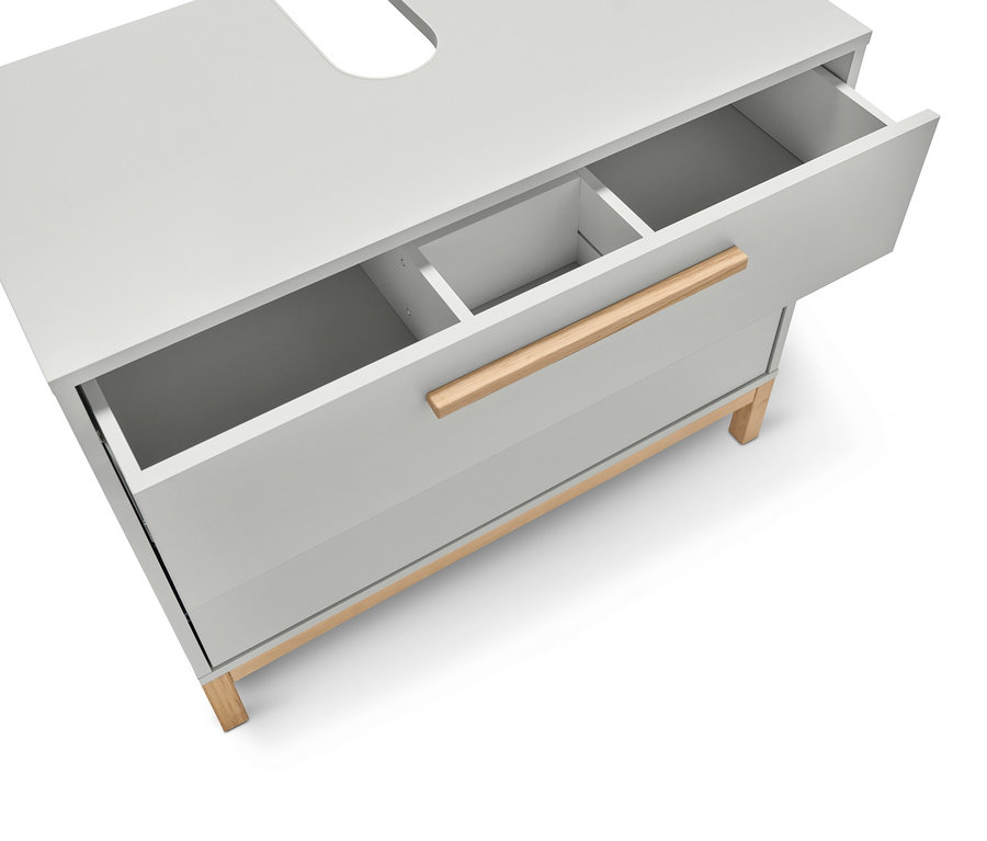 Detailný pohľad na svetlosivú skrinku pod umývadlo »Eklund« s dvomi zásuvkami, z ktorých jedna je otvorená.