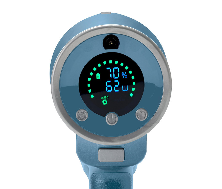 Detail modrého digitálneho akumulátorového vysávača.