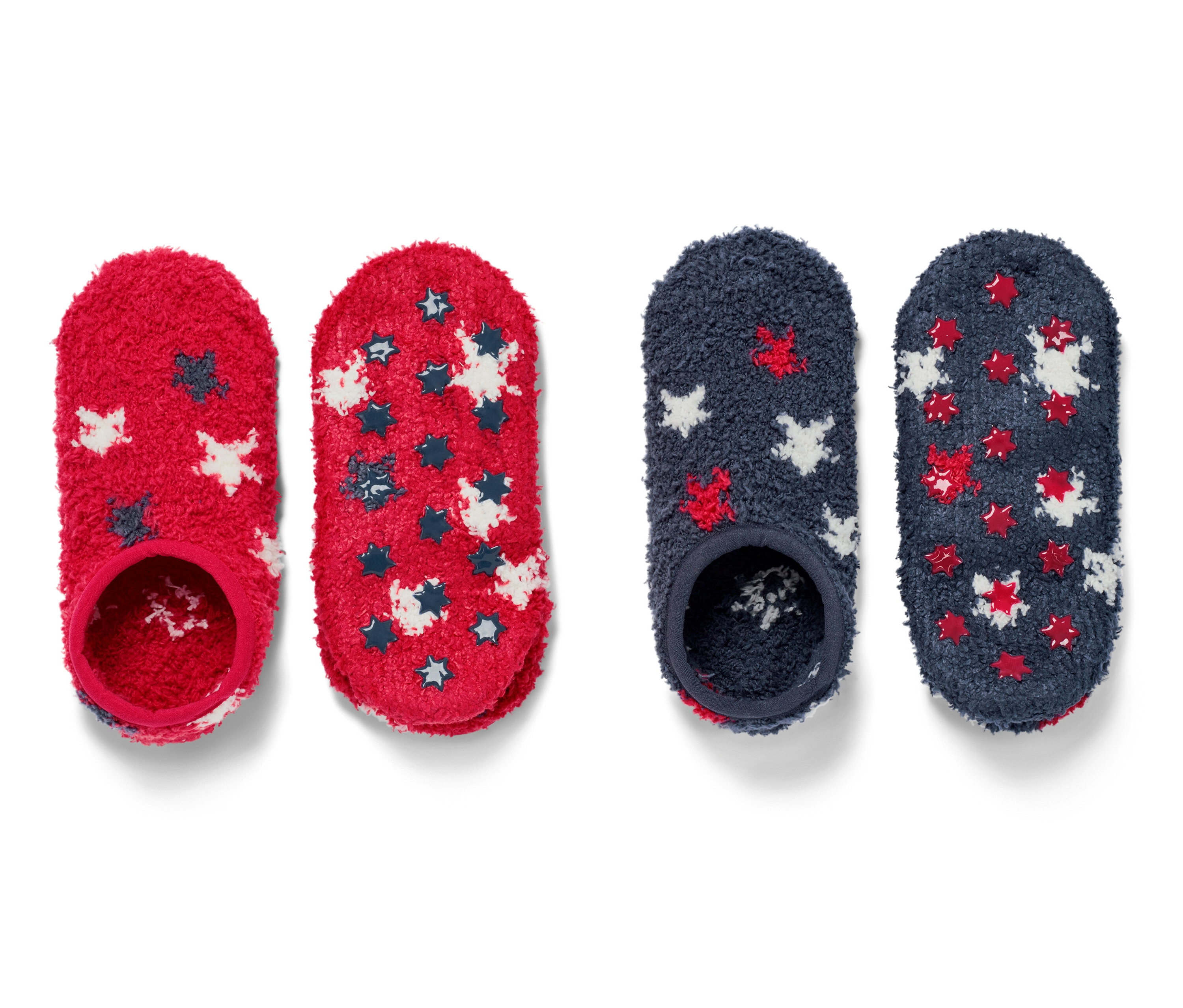 Dvoje detské krátke ponožkové papuče s hviezdami, jedny červené a jedny modré.