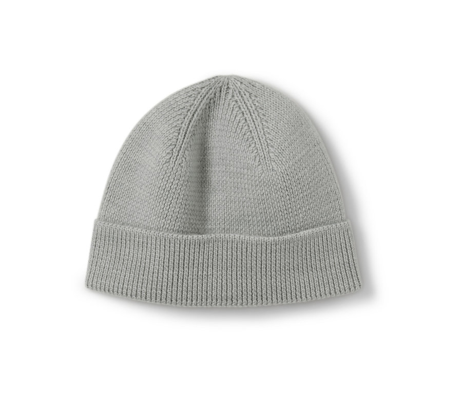 Sivá detská vlnená pletená čiapka.