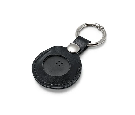 Čierny Smart Tracker s príveskom na bielom pozadí.