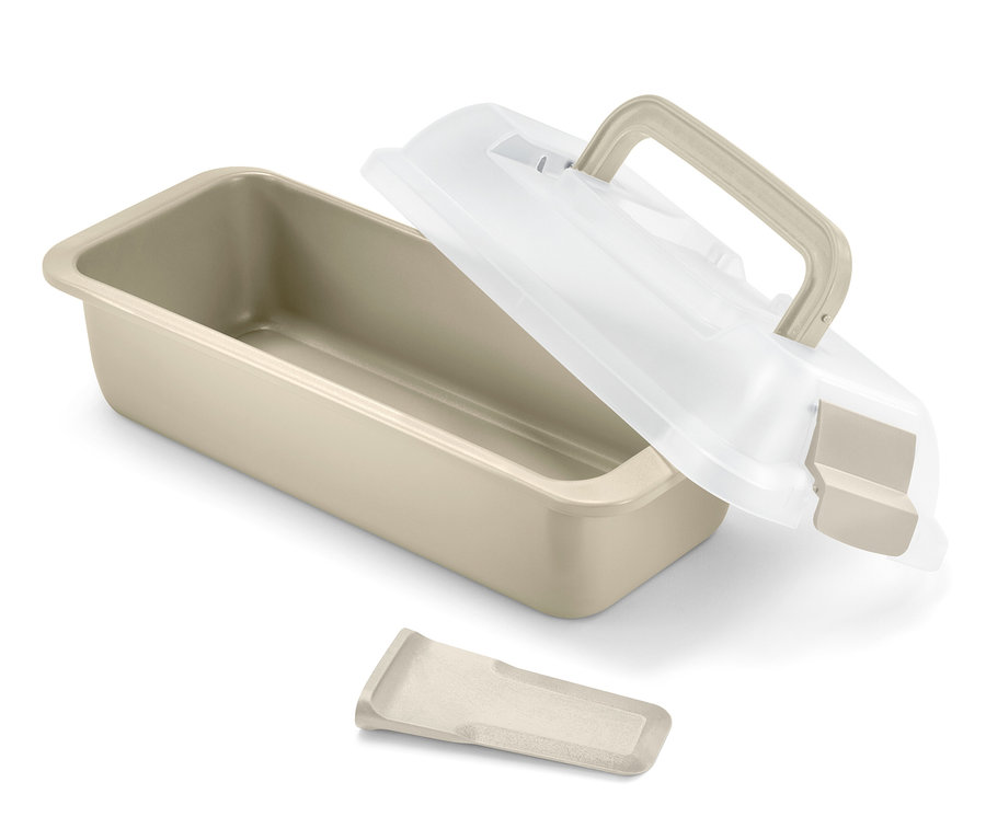 Obdĺžniková forma na pečenie s prepravným vekom, ktoré je čiastočne otvorené.