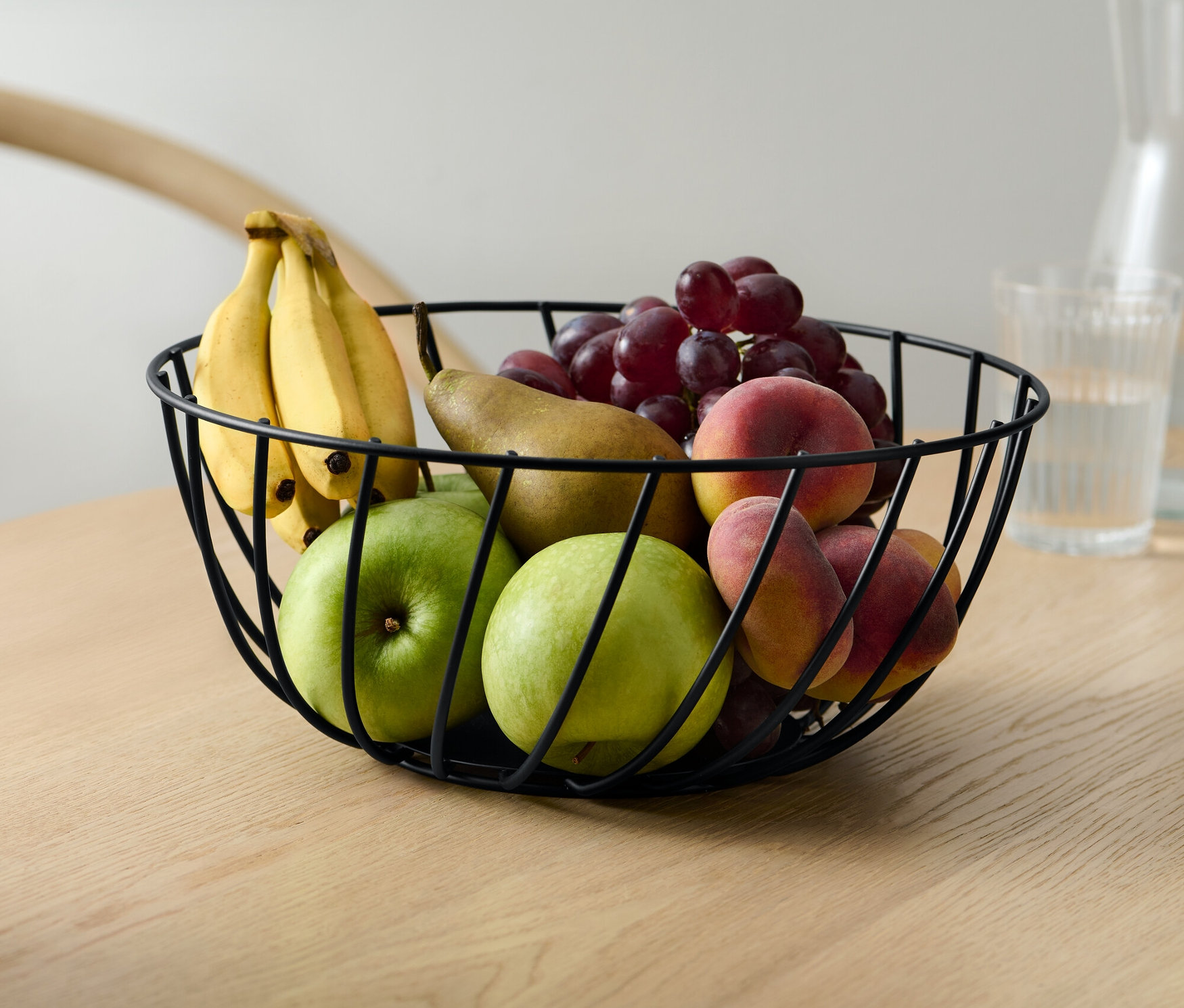 Ovocie v mise na stole.