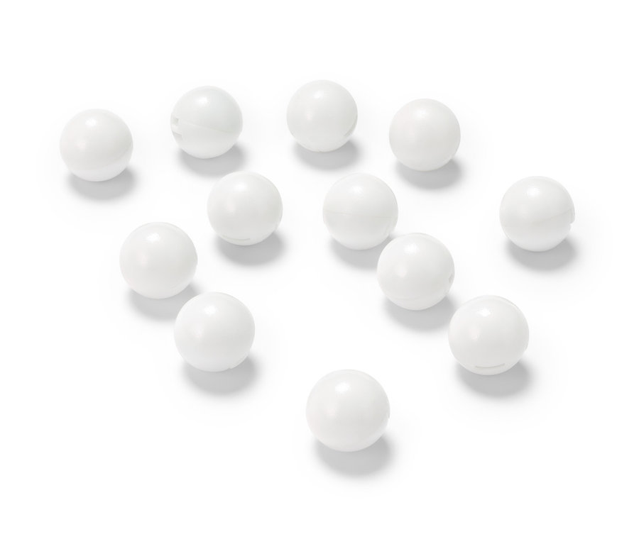 Dvanásť bielych LED guličiek na bielom pozadí.
