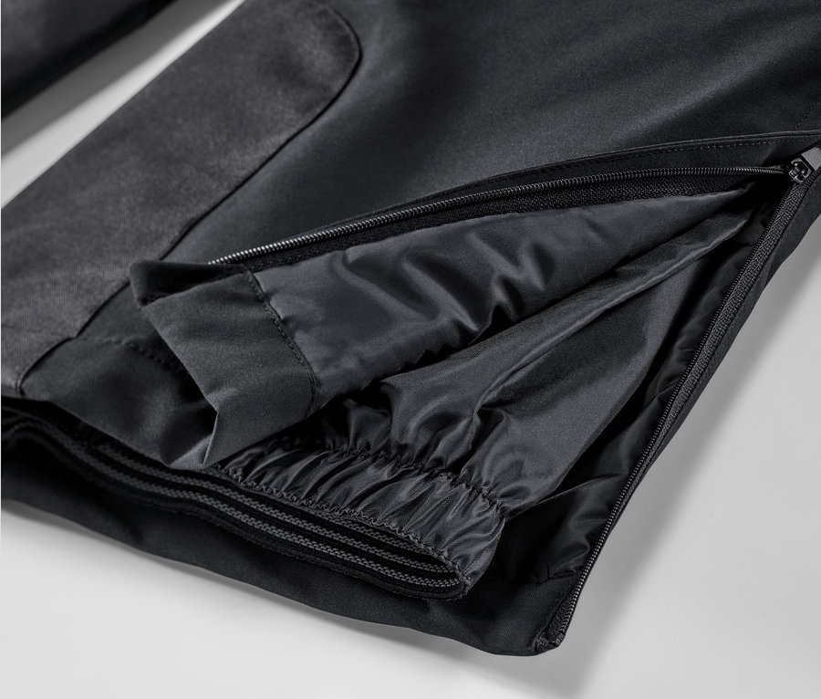 Detail čiernych lyžiarskych nohavíc so zipsom.