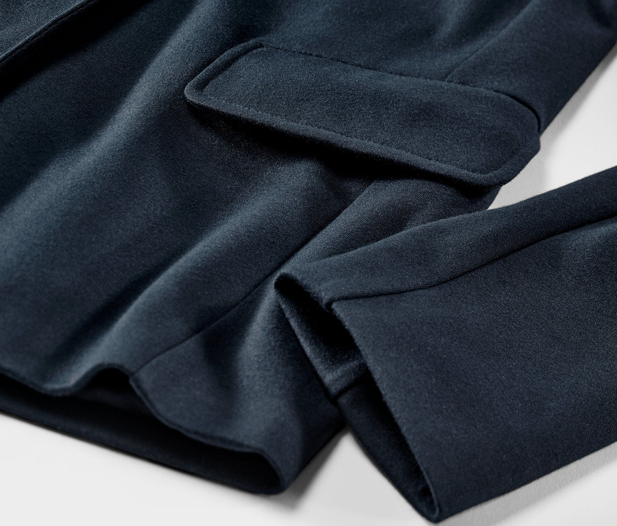 Detailný záber na džersejové sako.