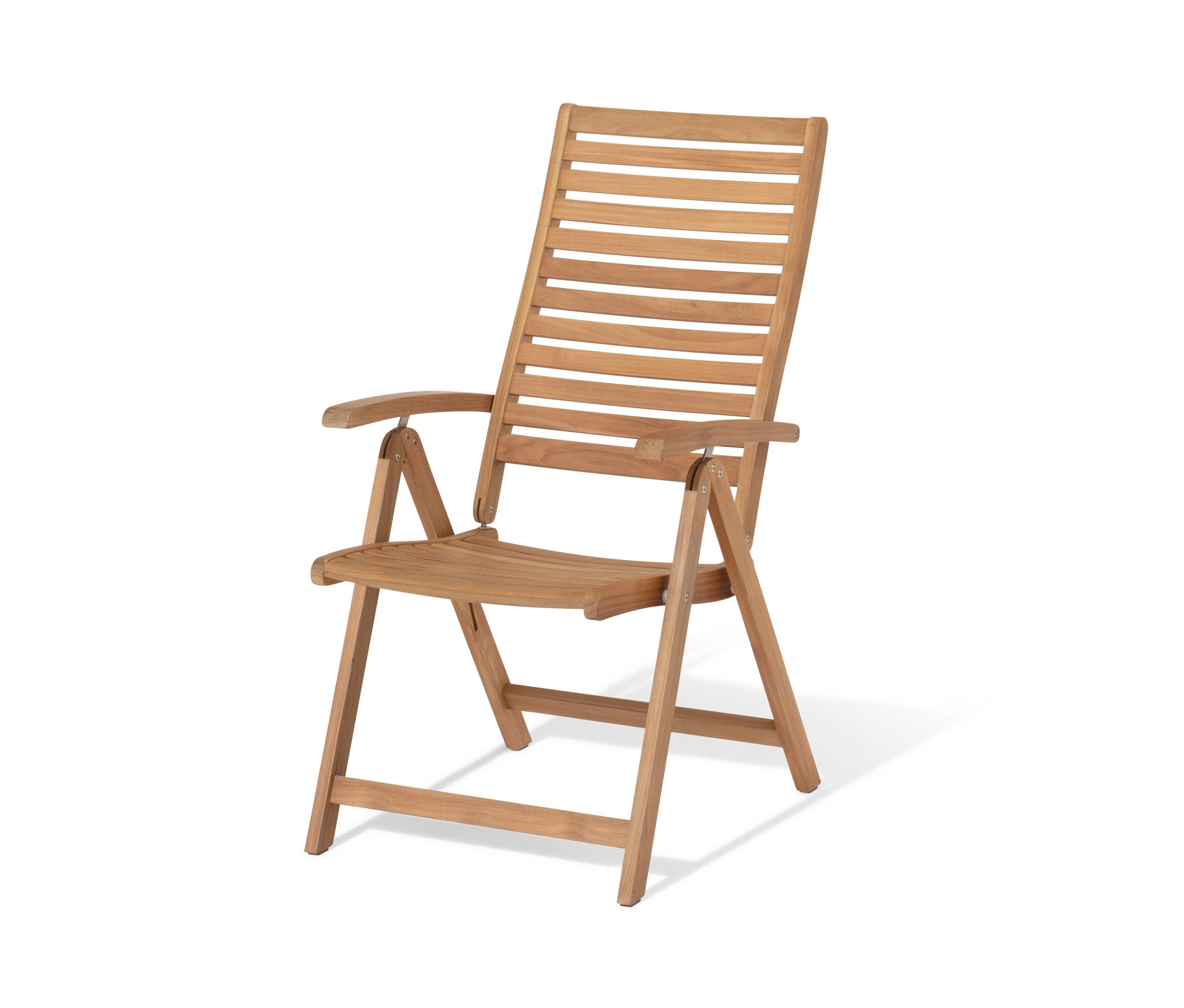 Stolička z tíkového dreva s vysokým nastaviteľným operadlom na bielom pozadí.