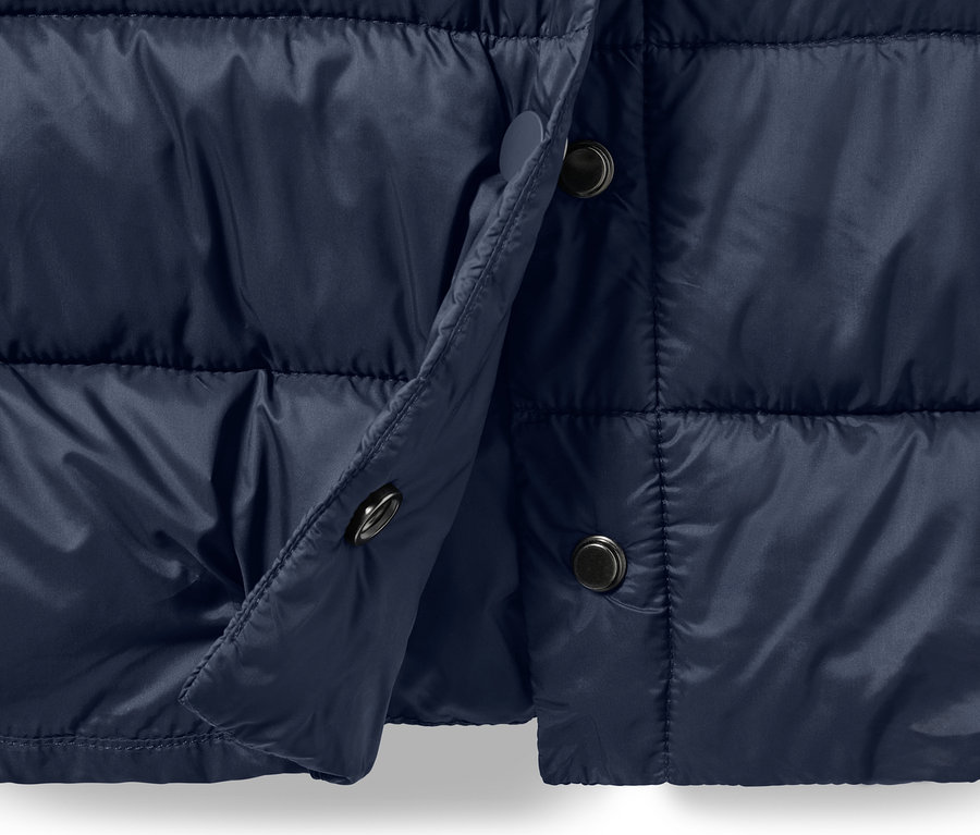 Detailný záber na tmavomodrý prešívaný kabát s kapucňou a zapínaním na gombíky.
