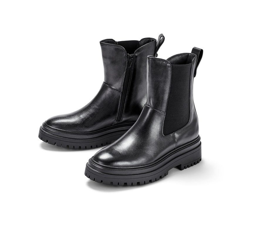 Dvoje kožené krátke čižmy na robustnej podrážke.