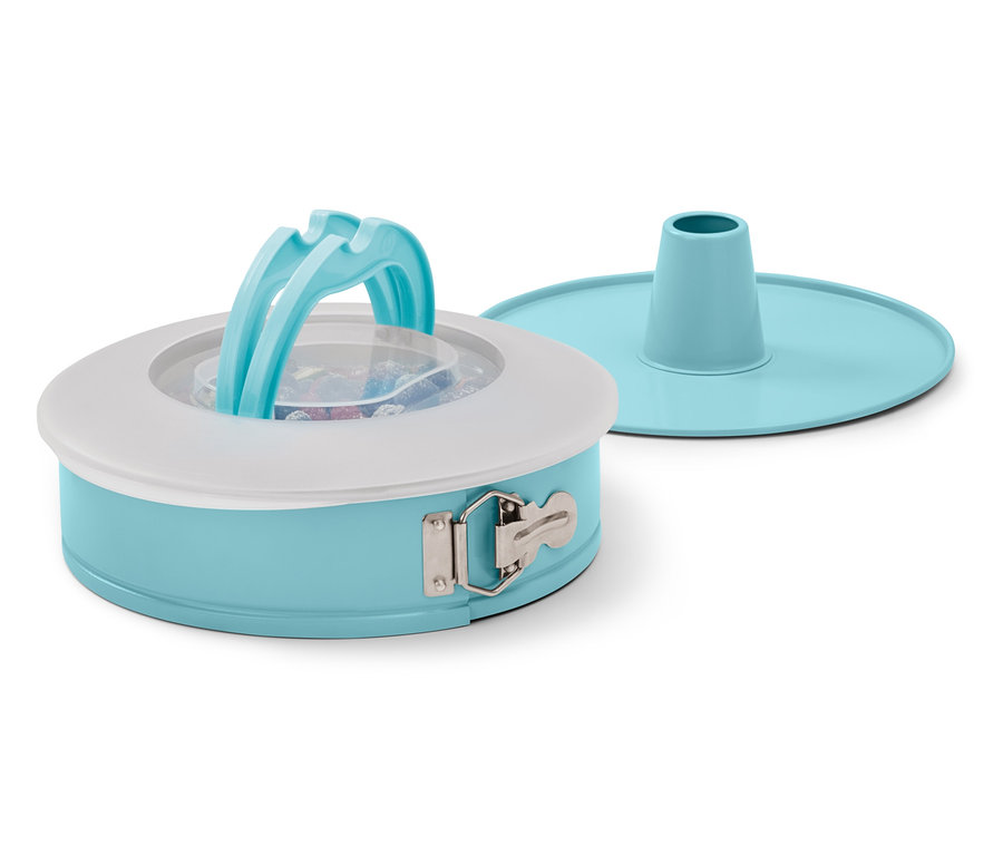 Svetlomodrá tortová forma s vekom, bielym okrajom a priehľadným vekom.