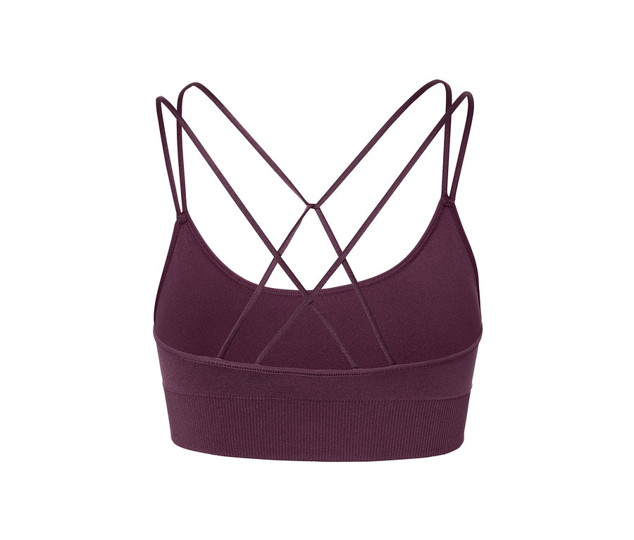 Detail fialovej športovej podprsenky bez švov so skríženými ramienkami na chrbte.