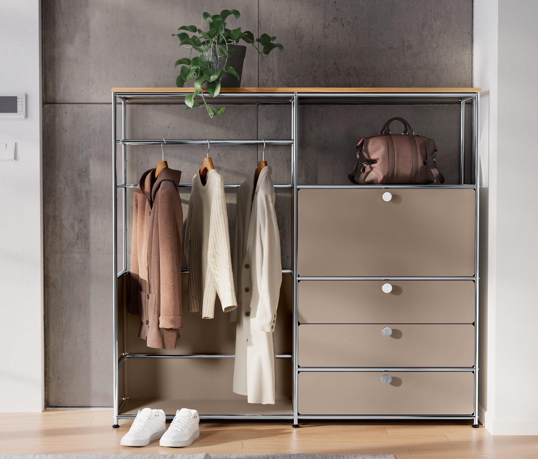 Hnedosivá kovová komoda »CN3« s drevenou doskou, tyčou na oblečenie, priehradkou a 3 zásuvkami. Na komode stojí rastlina v kvetináči a hnedá taška.