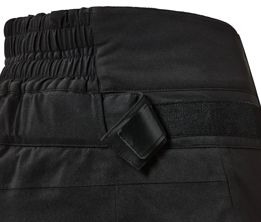 Detail lyžiarskych nohavíc s vysokým pásom.