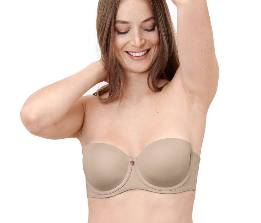 Žena sa usmieva a pózuje v multifunkčnej podprsenke.