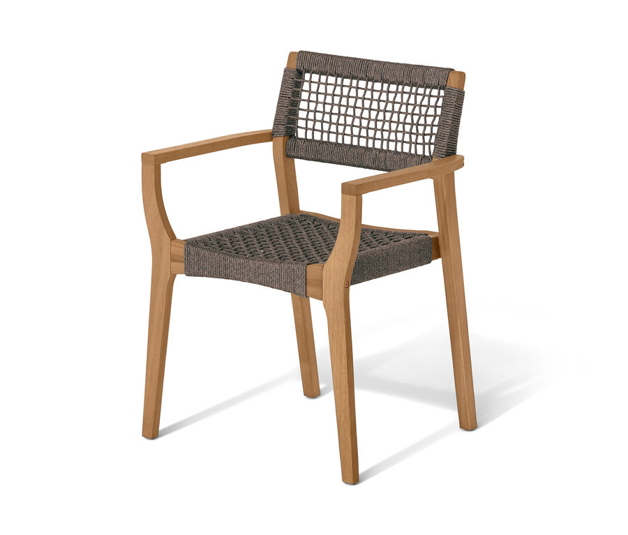 Stohovateľná jedálenská stolička s textilným výpletom a drevenými opierkami na ruky.