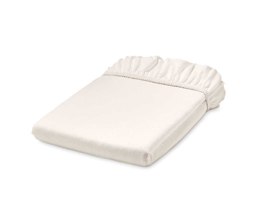 Zložená biela džersejová napínacia plachta štandardnej veľkosti.